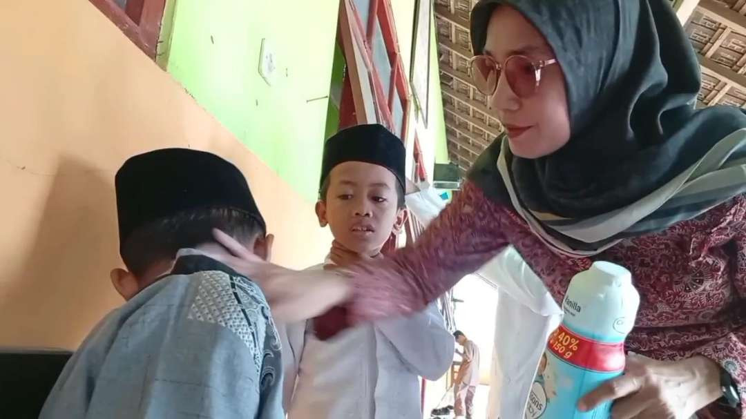 Sejumlah siswa mengalami gatal-gatal akibat ulat bulu di Sekolah Dasar Negeri SDN Mruwak 03 di, Kecamatan Dagangan, Kabupaten Madiun diteror ribuan ulat bulu. (Foto: Tova Pradana/Ngopibareng.id)