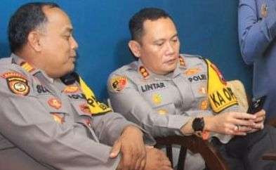 Kapolres Bondowoso AKBP Lintar Mahardhono (kanan) menutup Operasi Lilin Semeru 2024 pengamanan libur Nataru 2025, Jumat 3 Januari 2025.(Foto: Guido/Ngopibareng.id)