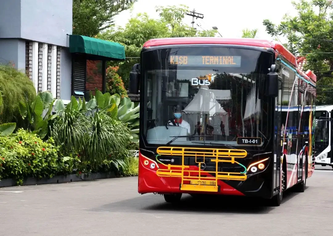 Salah satu bus listrik Trans Semanggi Suroboyo jurusan Terminal Purabaya-Kenjeran Park, yang sementara waktu berhenti beroperasi sampai 17 Januari 2025 mendatang. (Foto: Humas Pemkot Surabaya)