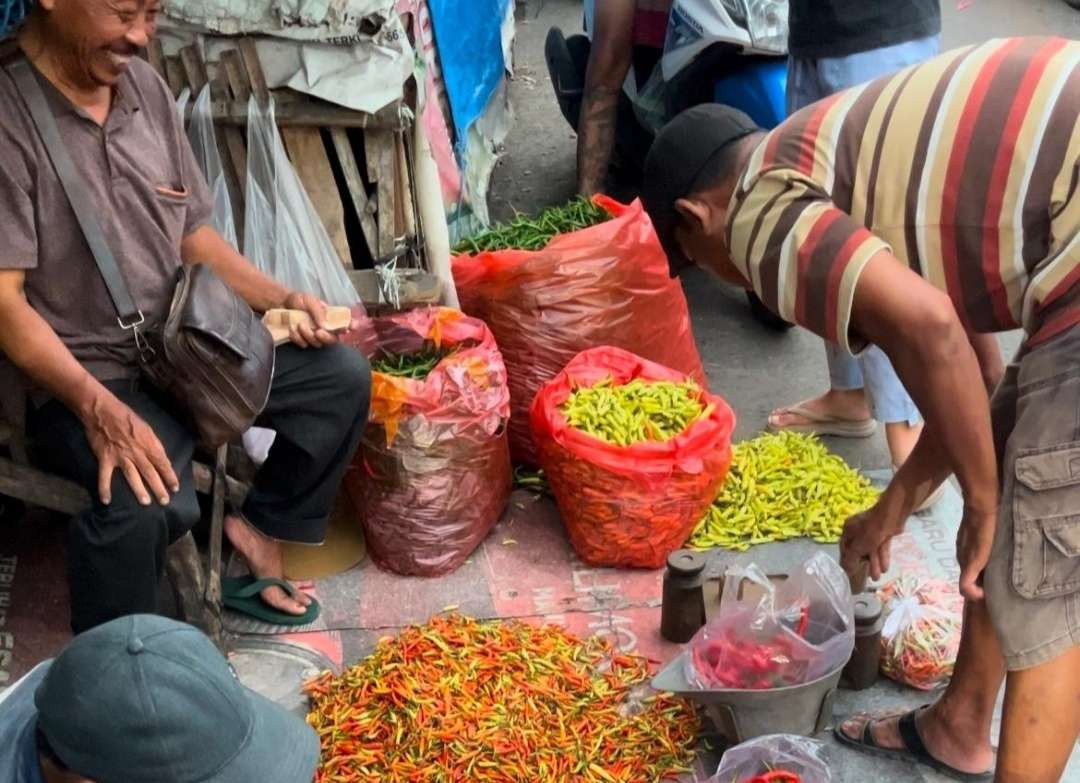 Pedagang cabai di Pasar Tradisional Mojokerto keuntungan meningkat ketika harga cabai tinggi.(Foto: Deni Lukmantara/Ngopibareng.id)