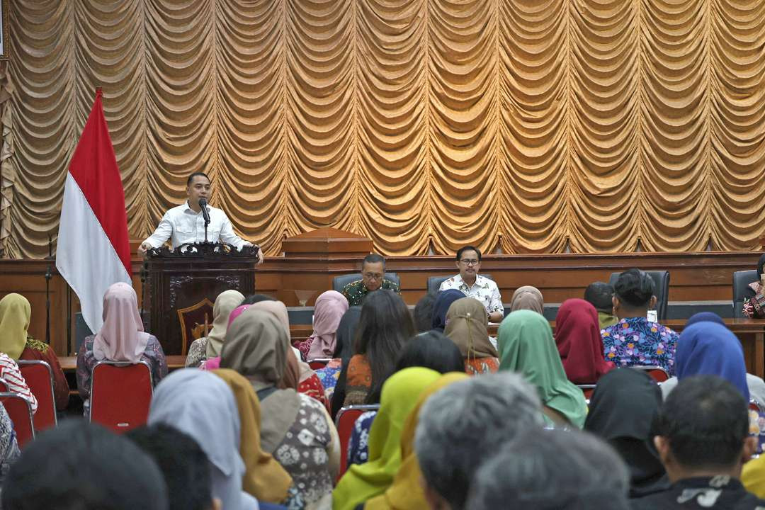 Walikota Surabaya Eri Cahyadi saat melakukan pengarahan kepada segenap pejabat di lingkungan Pemkot Surabaya. (Foto: Humas Pemkot Surabaya)