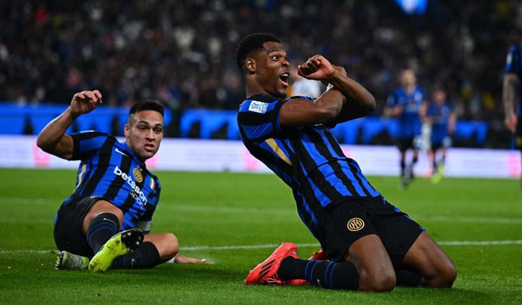 Denzel Dumfries melakukan selebrasi usai mencetak gol ke gawang Atalanta dalam laga semifinal Supercoppa Italia 2024, Jumat 3 Januari 2025. (Foto: X/@Inter_es)