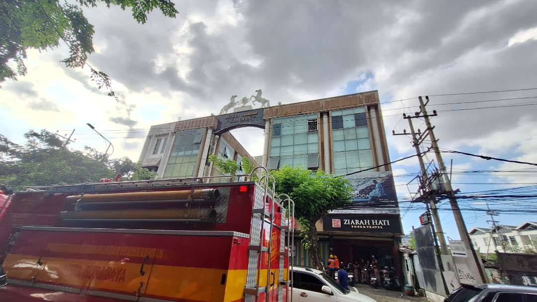 Sebuah unit bangunan, di Ruko Landmark Lantai 4, Jalan Kayoon, Surabaya yang terbakar akibat korsleting, Jumat 3 Januari 2025. (Foto: Julianus Palermo/Ngopibareng.id)