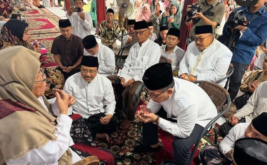 KH Nurul Huda Djazuli, Pengasuh Pesantren Al-Falah Ploso, Mojo, Kabupaten Kediri, bersama sejumlah tokoh, seperti KH Yahya Cholil Staquf (Ketua Umum PBNU) dan H Saifullah Yusuf (Mensos). (Foto: dok/ngopibareng.id)