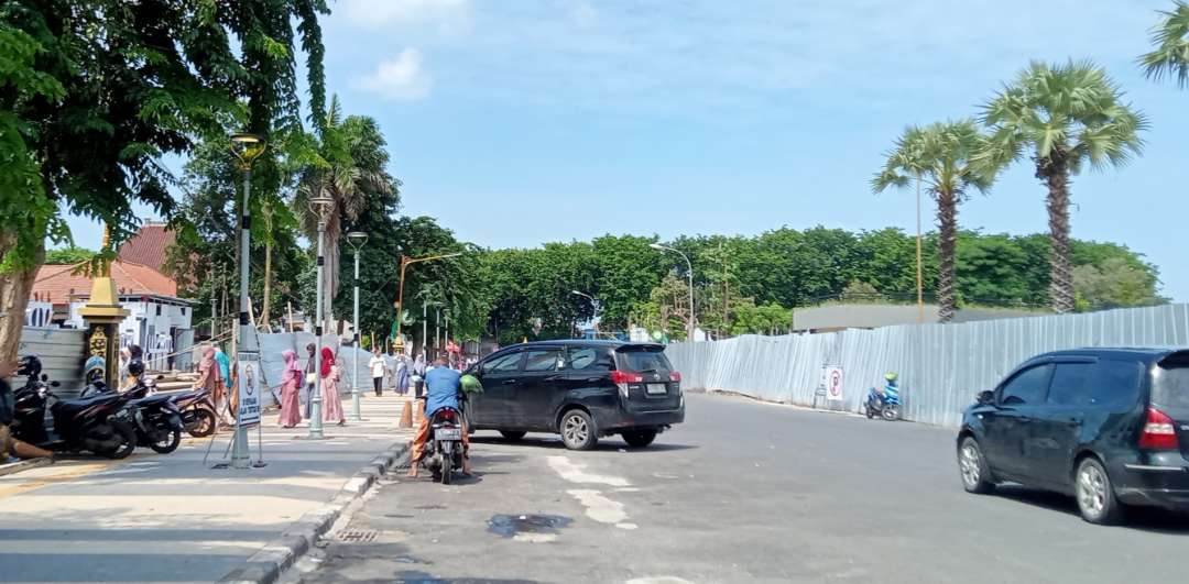 Kondisi Jalan Bonang kawasan Alun-alun Tuban setelah pedagang kaki lima (PKL) dilarang berjualan di kawasan alun-alun. (Foto: Khoirul Huda/Ngopibareng.id)