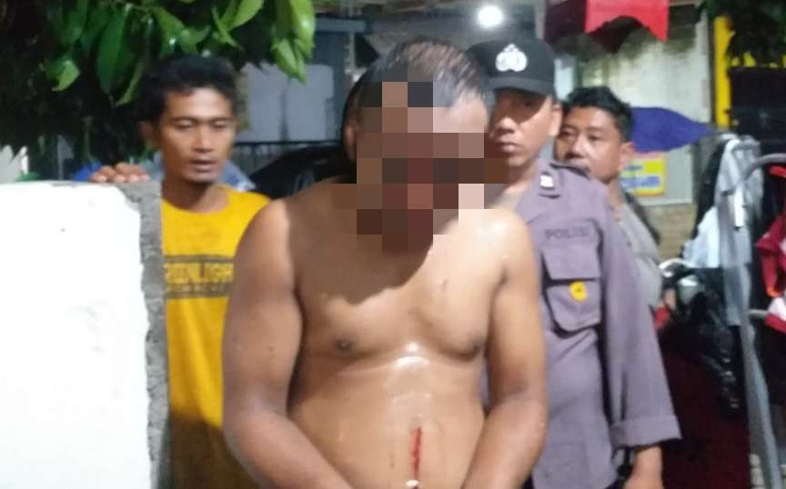 Tersangka diamankan polisi setelah sempat dihajar warga hingga babak belur (Foto: Dokumentasi warga)