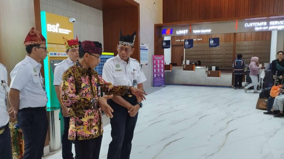 Direktur Utama PT Kereta Api Indonesia (Persero) Didiek Hartantyo (paling kanan) didampingi Pj. Seka Banyuwangi Guntur Priambodo melihat bangunan baru Stasiun Banyuwangi Kota. (Foto: Muh Hujaini/Ngopibareng.id)