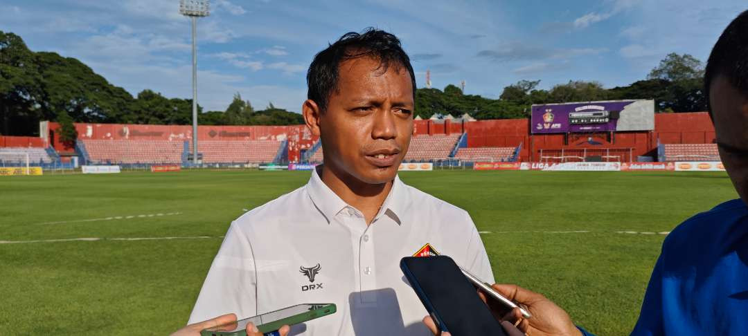 Manajer Persik Kediri Syaid Nur Ichasan menjawab pertanyaan wartawan di Stadion Brawijaya Kediri (Foto: Fendi Lesmana/Ngopibareng.id)