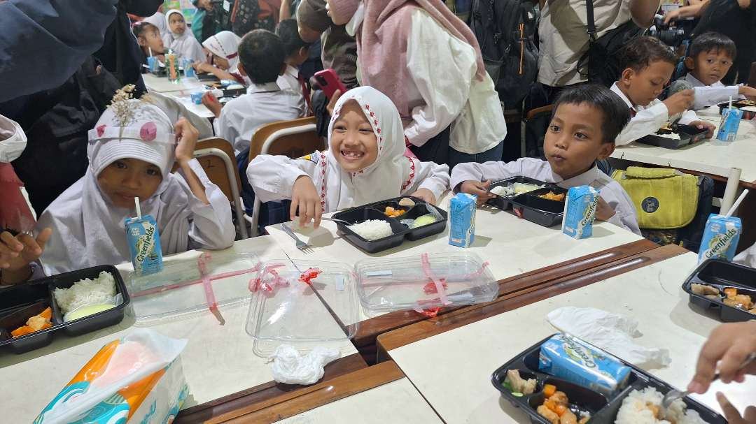 Uji coba makan bergizi gratis (MBG) kepada siswa-siswi SD Negeri Klampis Ngasem III /512, Jalan Manyar Kertoarjo III, Kamis 1 Agustus 2024 silam. (Foto: Julianus Palermo/Ngopibareng.id)