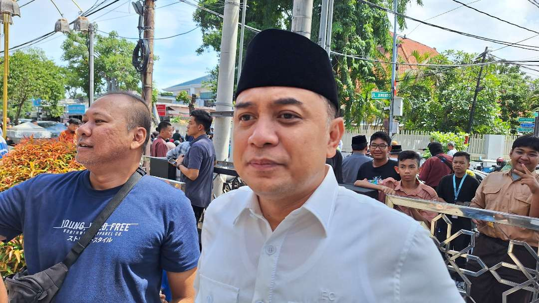 Walikota Surabaya, Eri Cahyadi saat diwawancarai awak media terkait program makan bergizi gratis, Jumat 3 Januari 2025. (Foto: Julianus Palermo/Ngopibareng.id)