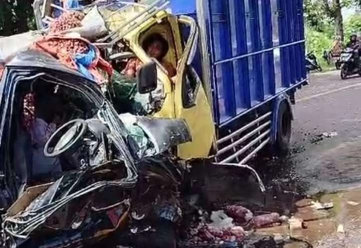 Salah satu laka lantas di Jalan Raya Brumbungan Lor, Kecamatan Gending, Kabupaten Probolinggo yang melibatkan pikap, sedan, dan truk dan menewaskan tiga orang, 15 Februari 2024 silam. (Foto: Ikhsan Mahmudi/Ngopibareng.id)