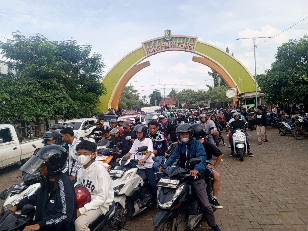 Supporter Persela Lamongan saat memasuki halaman Stadion Tuban Sport Canter Tuban (Foto: Imron Rosidi/Ngopibareng.id)