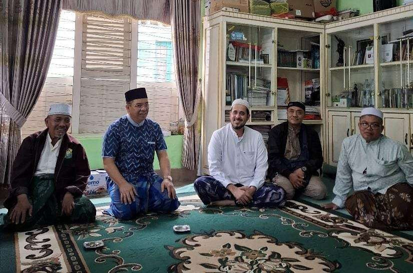 Dua Calon Walikota Probolinggo, dokter Aminuddin (kopiah hitam) bertemu Hadi Zainal Abidin saat takziah atas meninggalnya KH Abdul Aziz. (Foto: Istimewa)