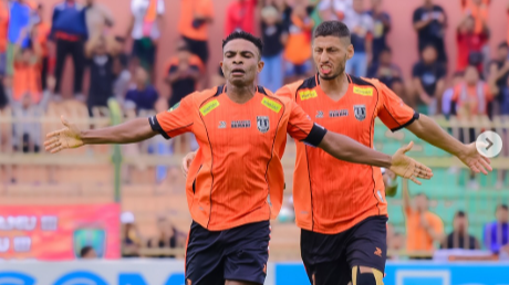 Pemain Persibo Bojonegoro usai menang besar 7-0 atas RANS Nusantara di Stadion Letjen Soedirman pada Sabtu 4 Januari 2024. (Foto: Persibo Instagram)