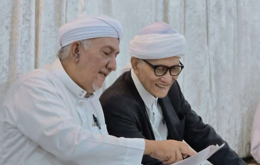 KH Miftachul Akhyar (Pengasuh Pesantren Miftachussnnah, Kedungtarukan, Surabaya) bersama Habib Achmad Edrus Al-Habsyi, Pasuruan. (Foto: dok/ngopibareng.id)