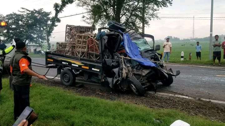 Sebuah pikap ringsek usai terlibat laka lantas di Jalan Raya Mantingan-Ngawi, Minggu, 5 Januari 2025. (Foto: Dokumentasi warga/Ngopibareng.id)