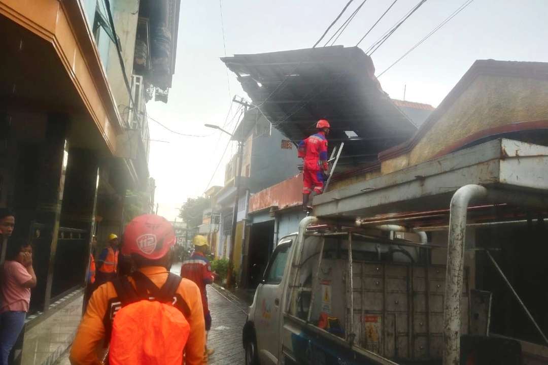 Salah satu rumah warga yang terdampak angin kencang pada Minggu 5 Januari 2024 siang tadi. (Foto: BPBD Surabaya)