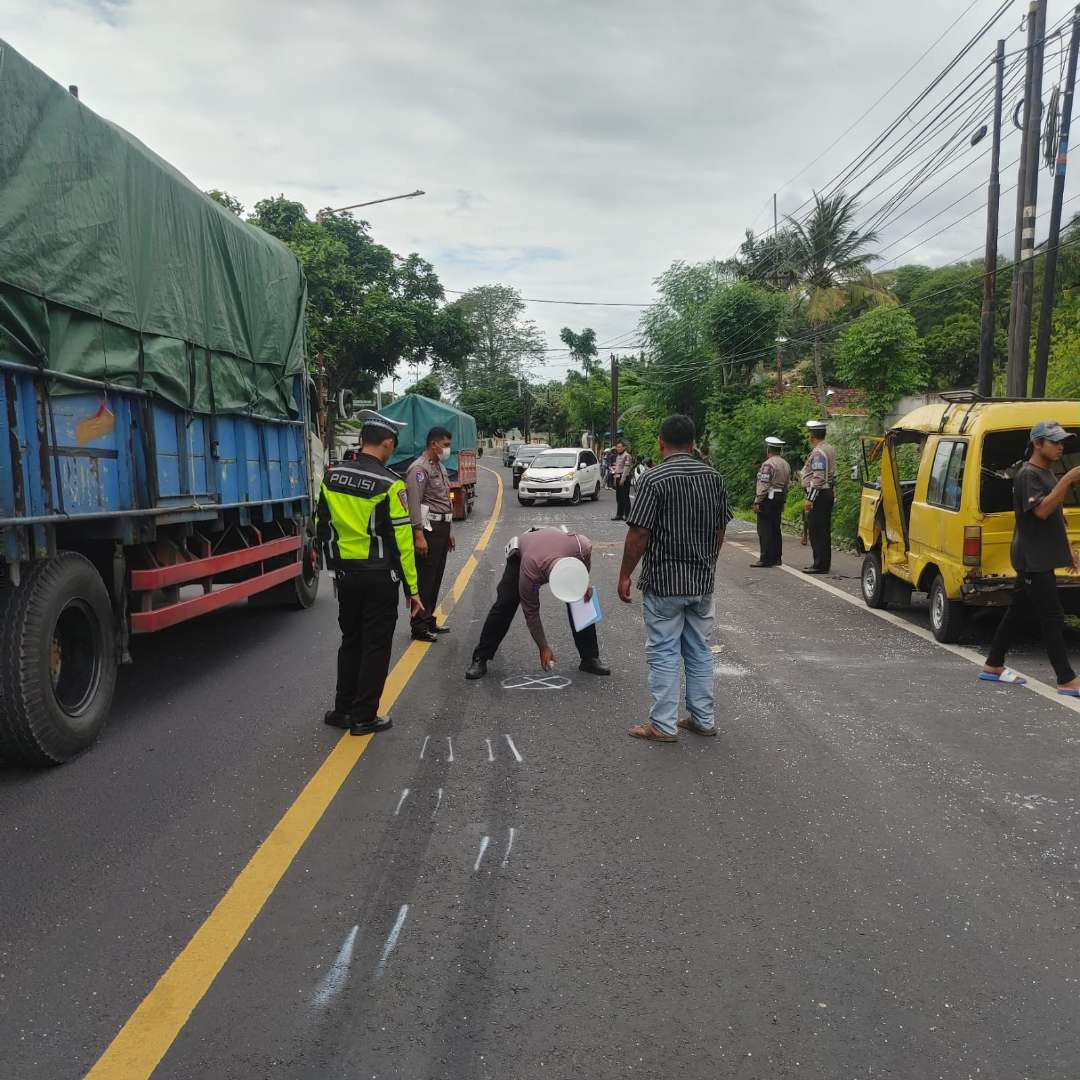 Petugas Unit Gakkum Satlantas Polresta Banyuwangi melakukan olah TKP (Foto : istimewa)