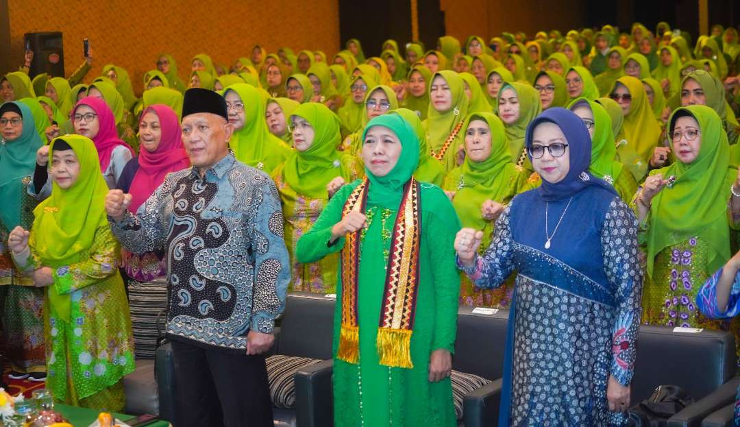 KH Kikin Abdul Hakim (Ketua PWNU Jatim) bersama Hj Khofifah Indar Parawansa (Ketua Umum PP Muslimat Nahdlatul Ulama. (Foto:dok/ngopibareng.id)