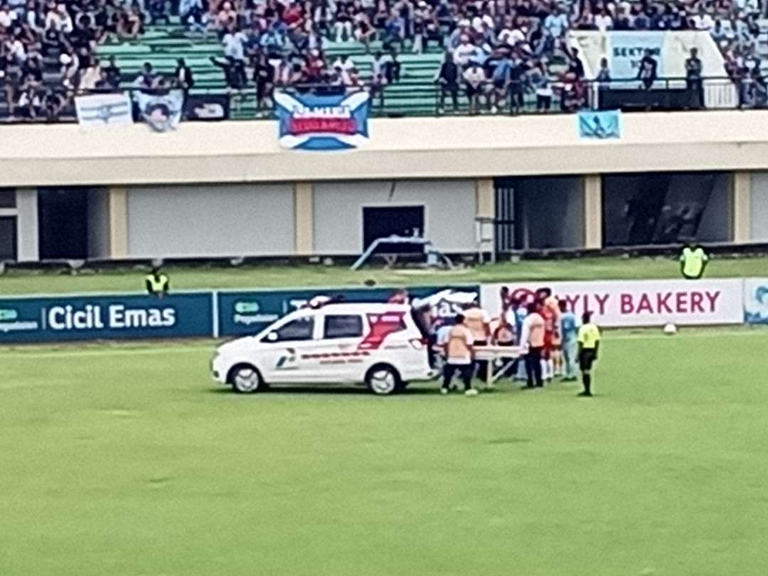 Pemain Persela Lamongan terpaksa harus diangkut ambulans karena benturan keras (Foto : aistimewa)