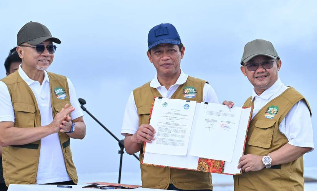 Menteri Pendidikan Dasar dan Menengah (Mendikdasmen) Abdul Mu’ti dan Menteri Lingkungan Hidup, Hanif Faisol Nurofiq, usai tandatangani nota kerjasama. (Foto: Istimewa).