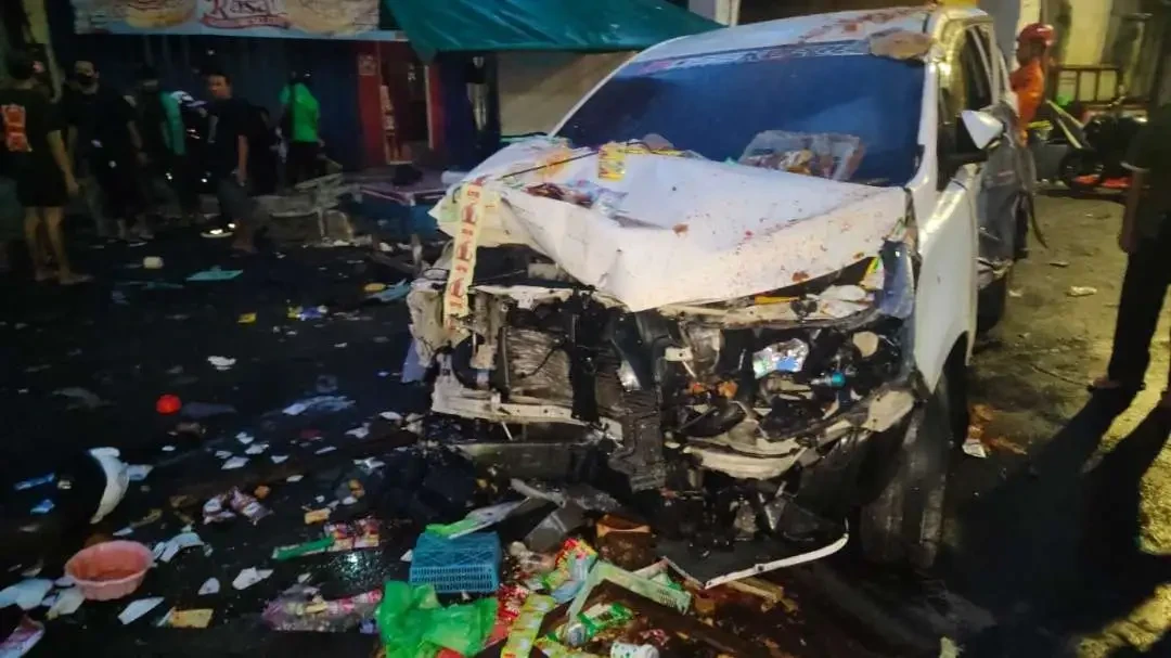 Mobil Kijang Innova W 1168 CQ, yang dikendarai anak di bawah umur dan dalam pengaruh alkohol berinisial A (18), memporak-porandakan sebuah warung dan menyebabkan dua orang tewas di Jalan Kedungdoro, Surabaya, Jumat, 1 November 2024 silam. (Foto: Command Center 112)