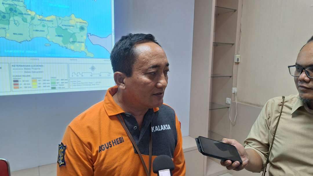 Kepala BPBD Kota Surabaya, Agus Hebi Djuniantoro saat menjelaskan sebelas titik wilayah yang berpotensi terkena banjir rob. (Foto: Julianus Palermo/Ngopibareng.id)