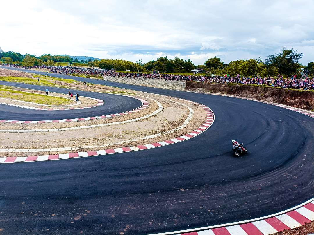 Pembalap motor kelas dunia Mario Aji dan Muhammad Adenanta Putra menjajal lintasan di Sirkuit Parang, Kabupaten Magetan, Minggu, 5 Januari 2025. (Foto: Tova Pradana/Ngopibareng.id)