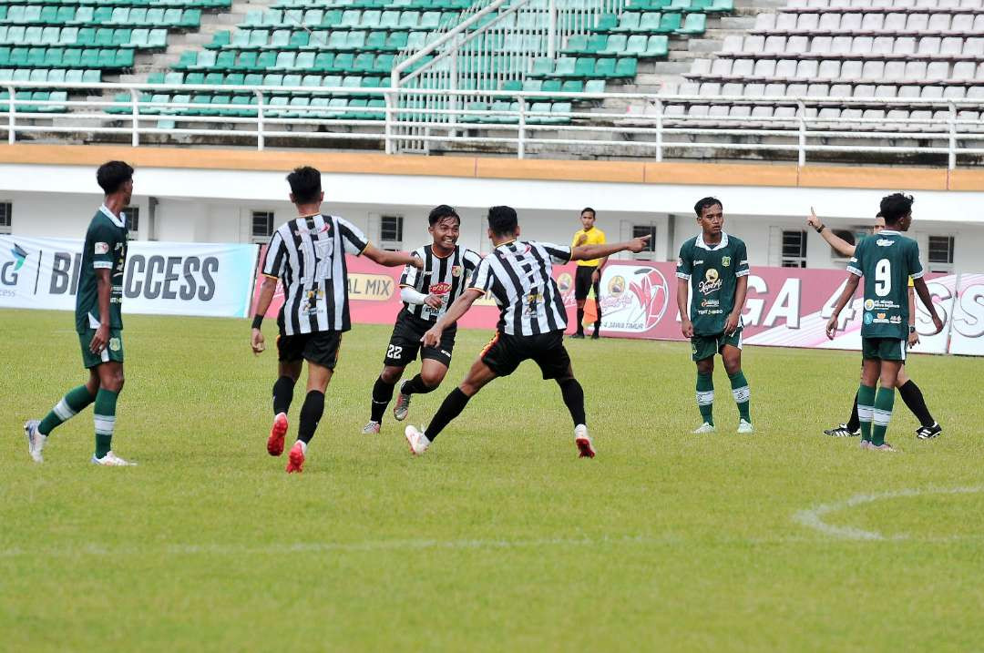 Pemain Persid Jember melakukan selebrasi usai mencetak gol ke gawang Persekap Kota Pasuruan dalam laga perdana Liga 4 PSSI Jatim, Sabtu 4 Januari 2024 di Jember Sport Garden. (Foto: PSSI Jatim)