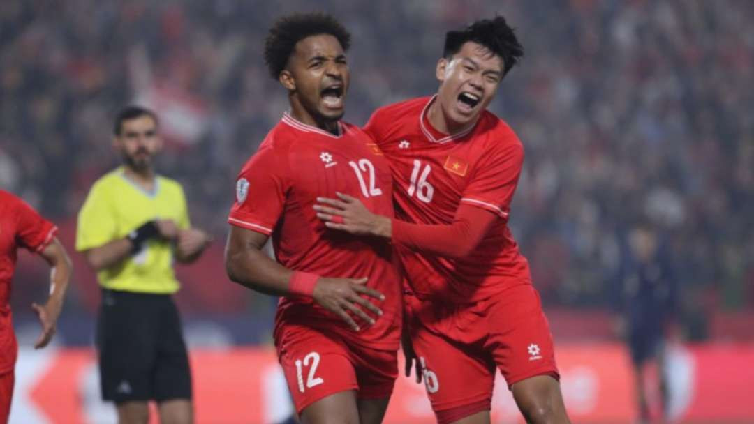 Pemain Timnas Vietnam, Nguyen Xuan Son (kiri) bersama rekannya Nguyen Thanh Chung merayakan golnya ke gawang Thailand di final Piala AFF 2024 leg pertama. (Foto: VFF)