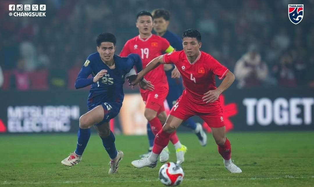 Pemain Thailand Seksak Ratree berebut bola dengan Pemain Vietnam Bui Tien Dung dalam laga final leg pertama Piala AFF 2024. (Foto: Instagram/@changsuek)