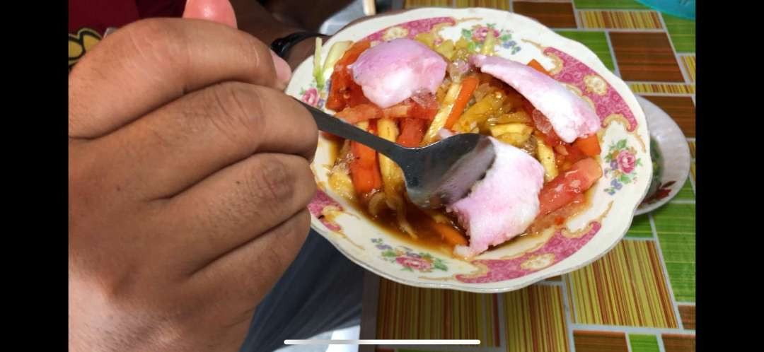 Kuliner Rujak Cinde Raos Buah sambal pedas bertabur Es Krim, Ponorogo Jawa Timur (Foto: Tova Pradana / Ngopibareng.id )