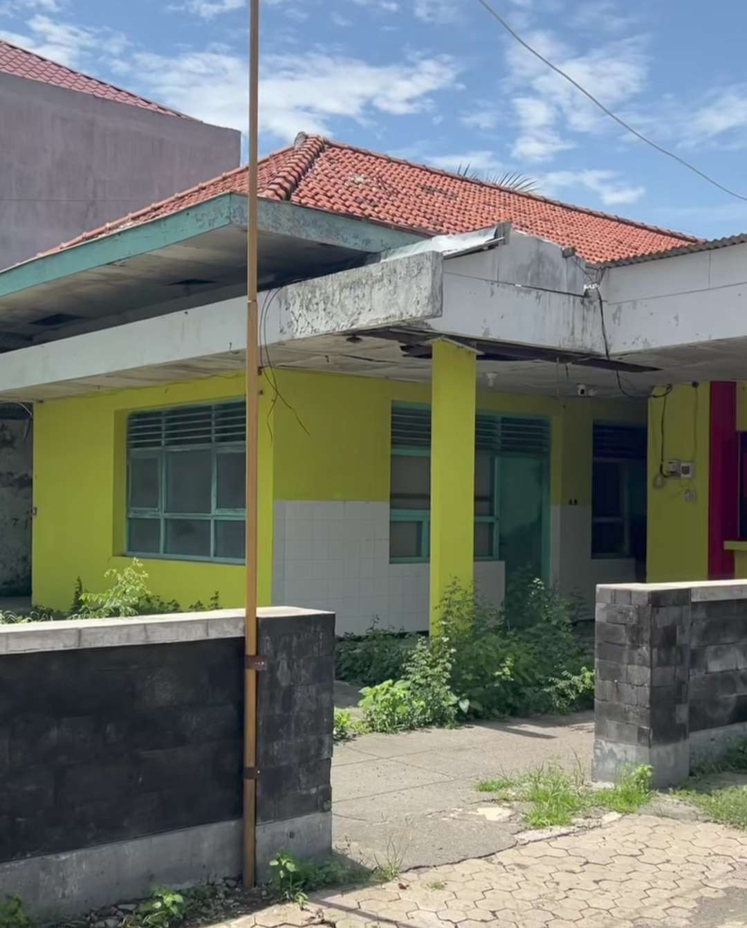 Bangunan RSUD Kertosono lama sempat alih fungsi jadi kos-kosan short time, warkop, dan karaoke. (Foto: Istimewa)