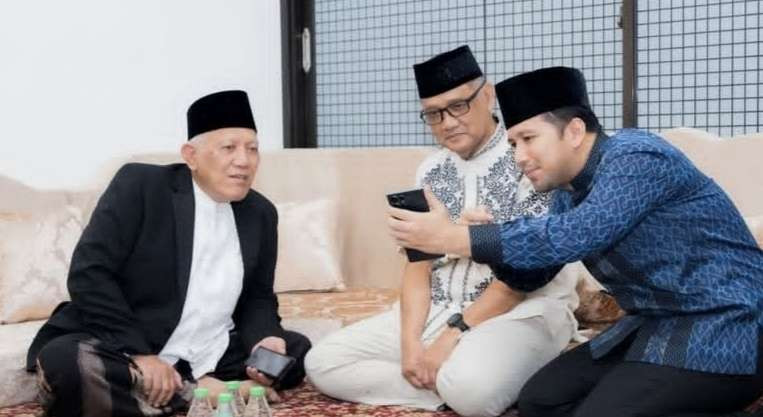 KH Kikin Abdul Hakim bersama Emil Elestianto Dardak dan Gus Irfan Yusuf. (Foto: dok/ngopibareng.id)