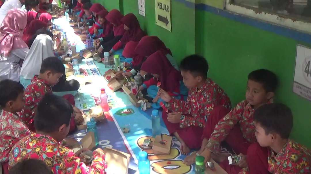 Puluhan siswa mengikuti simulasi makan bergizi gratis dari PT Toko Ladang beberapa waktu lalu. (Foto: Tova Pradana/Ngopibareng.id)