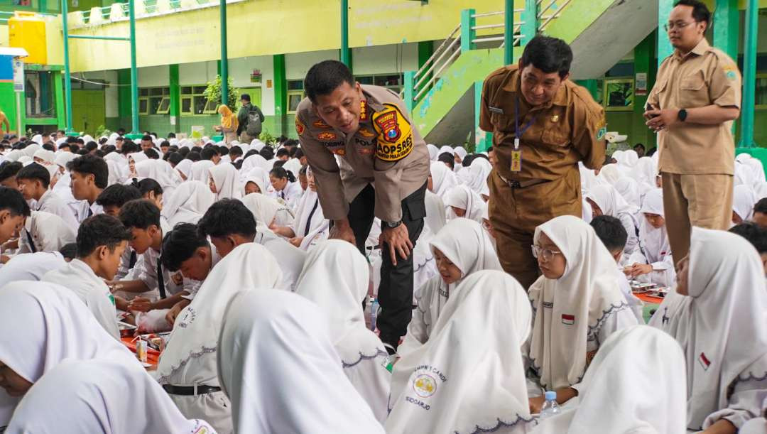 Forkopimda Sidoarjo saat tinjau siswa SMP makan siang bergizi. (Foto: Aini Arifin/Ngopibareng.id)