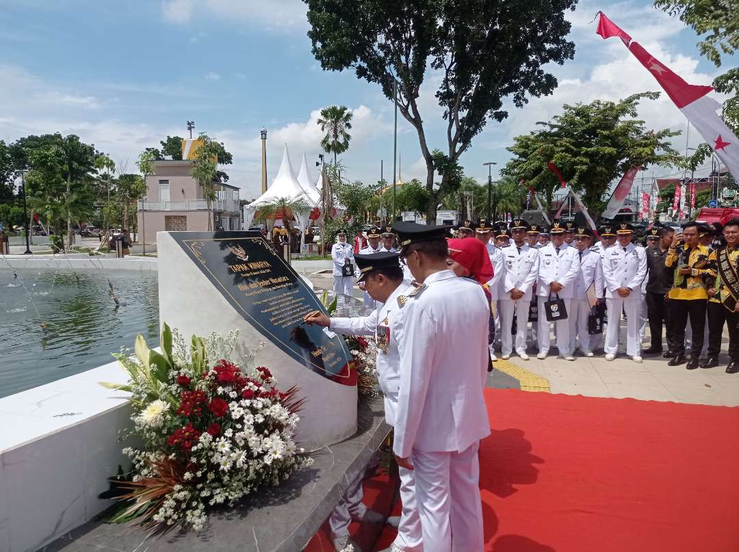 Bupati Jember Hendy Siswanto menandatangani tapak kinarya sebagai pertanda peresmian Alun-alun Jember Nusantara. (Foto: Rusdi/Ngopibareng.id)