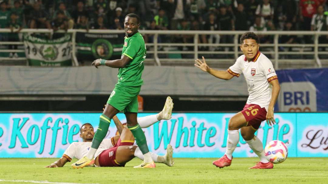 Pemain Persebaya, Flavio Silva saat melawan Borneo FC. (Foto: Fariz Yarbo/Ngopibareng.id)