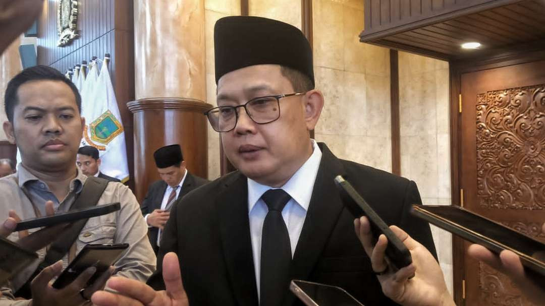 Pj Gubernur Jatim, Adhy Karyono di Gedung DPRD Jatim, Surabaya, Senin 6 Januari 2025.