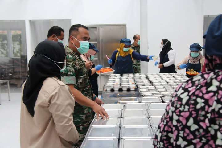 Komandan Distrik Militer (Dandim) 0721/Blora, Letnan Kolonel (Letkol) Czi Yuli Hartanto saat meninjau uji coba pendistribusian Makanan Bergizi Gratis pada Desember 2024 lalu.(Foto: Ahmad Sampurno/Ngopibareng.id)