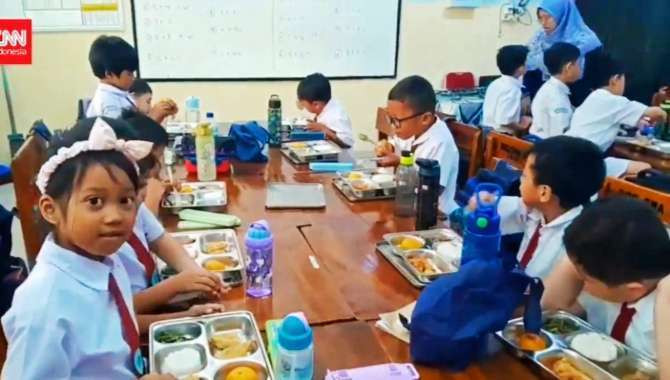 Anak didik SD di Jakarta menanti paket program makan bergizi gratis dengan suka cita, selain enak senang makan bersama teman teman (Foto: Istimewa)