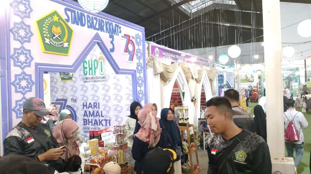 Pengunjung padati Expo HAB ke-79 Kemenag di Bojonegoro, pada 5 Januari 2025. (Foto: Sampurno/Ngopibareng.id)