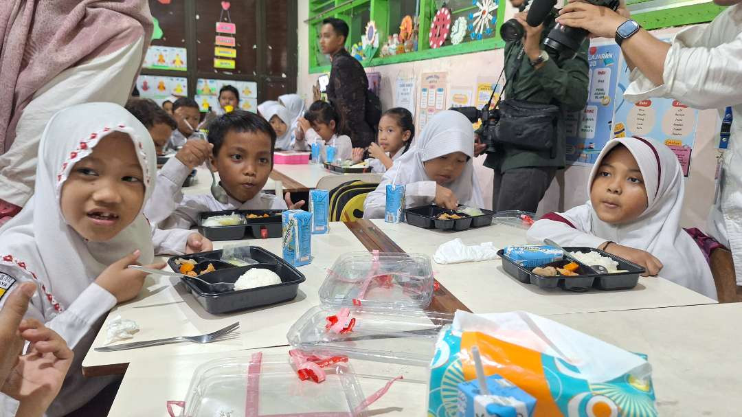 Uji coba makan bergizi gratis (MBG) kepada siswa-siswi SD Negeri Klampis Ngasem III /512, Jalan Manyar Kertoarjo III, Kamis 1 Agustus 2024 silam. (Foto: Julianus Palermo/Ngopibareng.id)