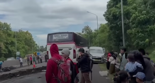 Kecelakaan di tol Cipularang KM 97 pada Minggu 5 Januari 2025. (Foto: tangkapan layar youtube)