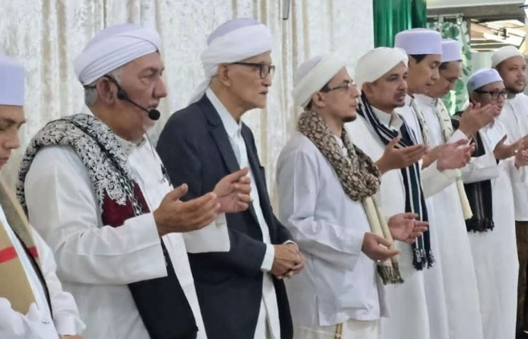 KH Miftachul Akhyar, Pengasuh Pesantren Miftachussnnah, Kedungtarukan Surabaya, bersama para Habaib di Singapura. (Foto:dok/ngopibareng.id)