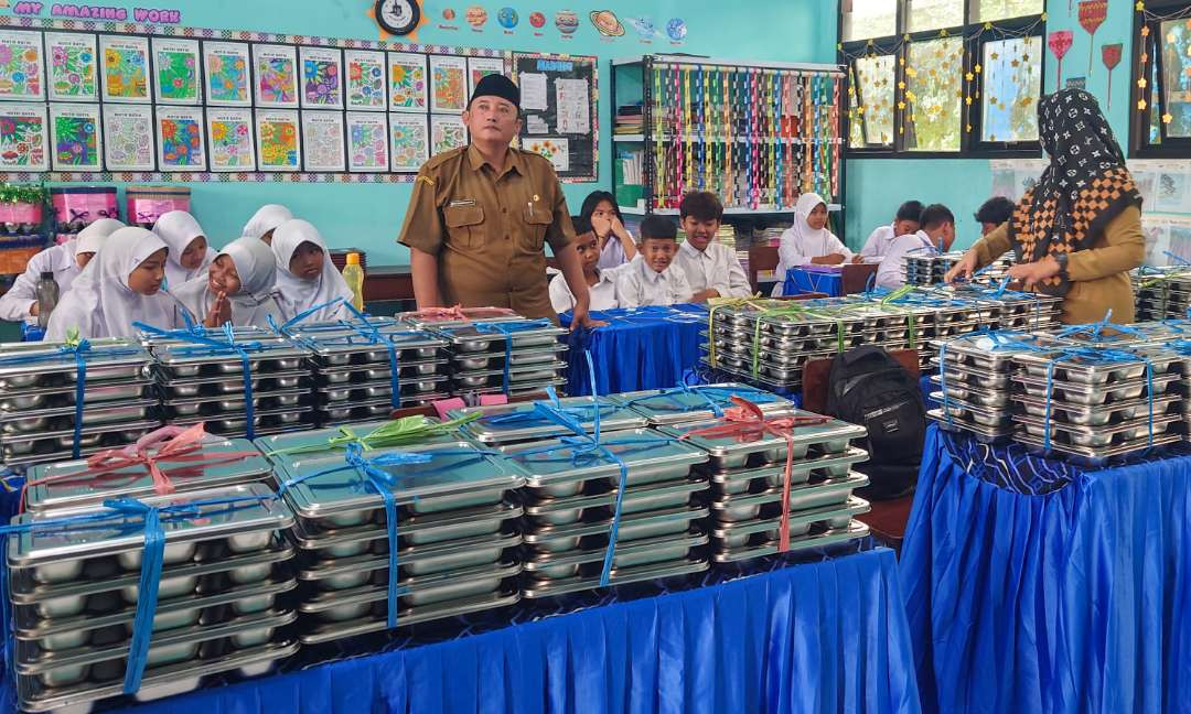 Pelajar SD di Sidoarjo terima distribusi program makan siang bergizi gratis. (Foto: Aini/Ngopibareng.id)