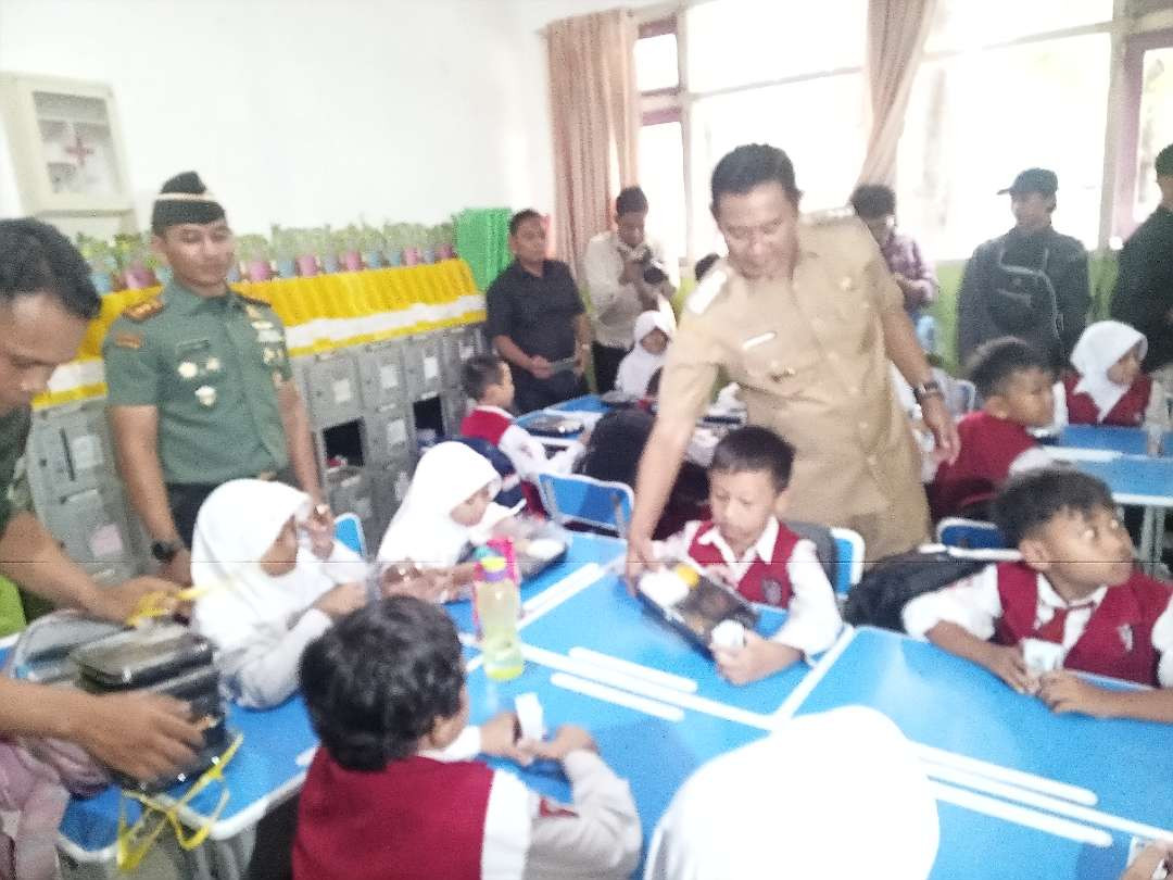 Bupati Lamongan, Yuhronur Efendi dan Dandim 0812 Lamongan, Letkol Arm I Ketut Wira Purbawan saat meninjau uji coba program MBG saat program makan bergizi gratis. (Foto: Imron Rosidi/Ngopibareng.id)