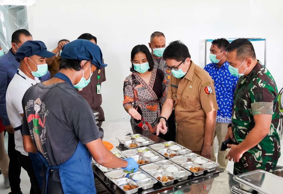 Launching Operasional Dapur Sehat SPPG, Dandim 0813 Bojonegoro Letkol Czi Arief Rochman Hakim dan Pj Bupati Bojonegoro Adriyanto pada Senin 6 Januari 2025. (Foto: dok. Kodim Bojonegoro)