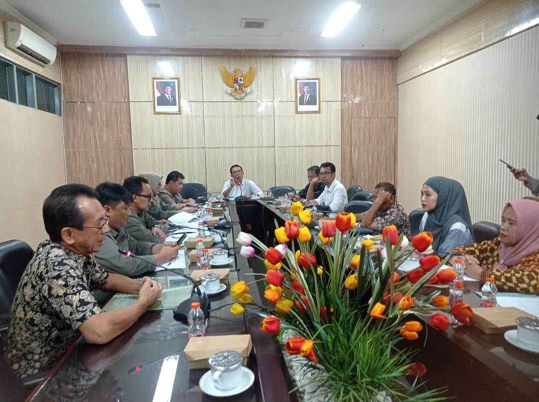 Rapat Dengar Pendapat Komisi C DPRD Jember bersama Bapenda dan Owner Java Lotus Jember (Foto: Rusdi/Ngopibareng.id)