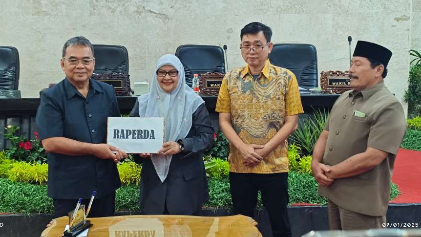 Pimpinan DPRD Kota Kediri beserta Sekda Pemkot Kediri menyetujui raperda tentang Perseroda BPR Bank Kota. (Foto: Fendi Lesmana/Ngopibareng.id)